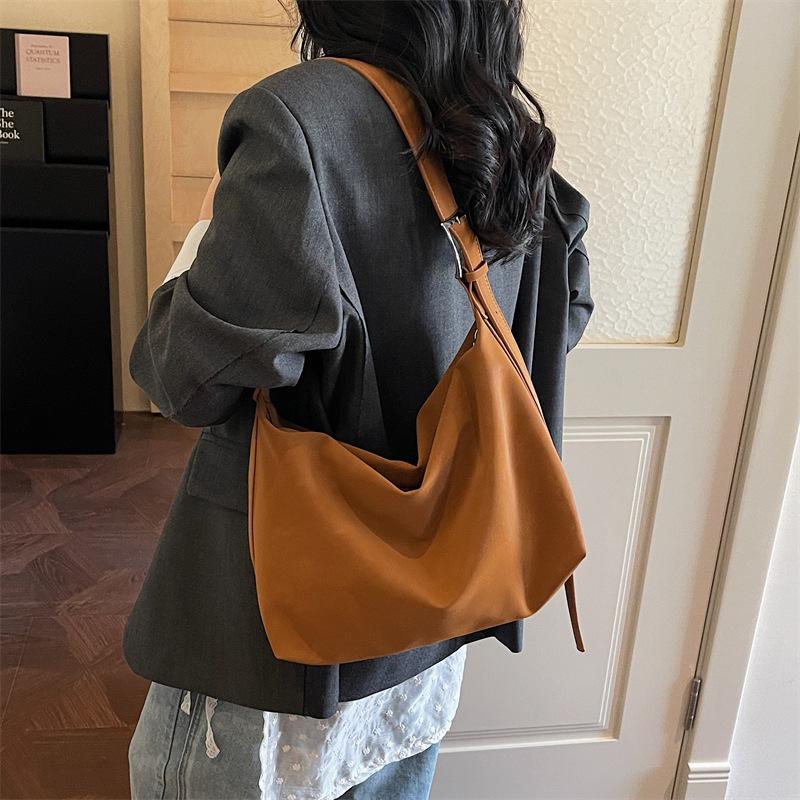 Large capacity bag women s new simple commuter bag fashionable retro shoulder messenger casual tote bag
