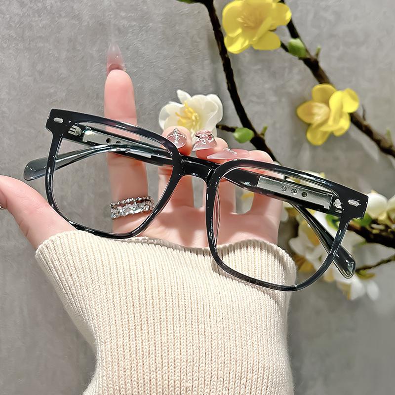 The versatile and fashionable small square-framed perfume can replace the classic anti-blue light scented glasses