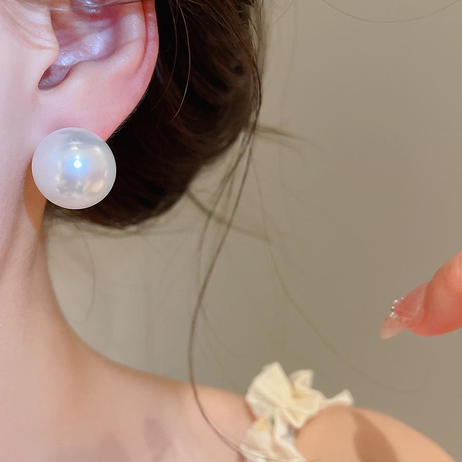 French Retro Pearl Necklace, Earrings, and Bracelet Set for Women - Elegant and Versatile