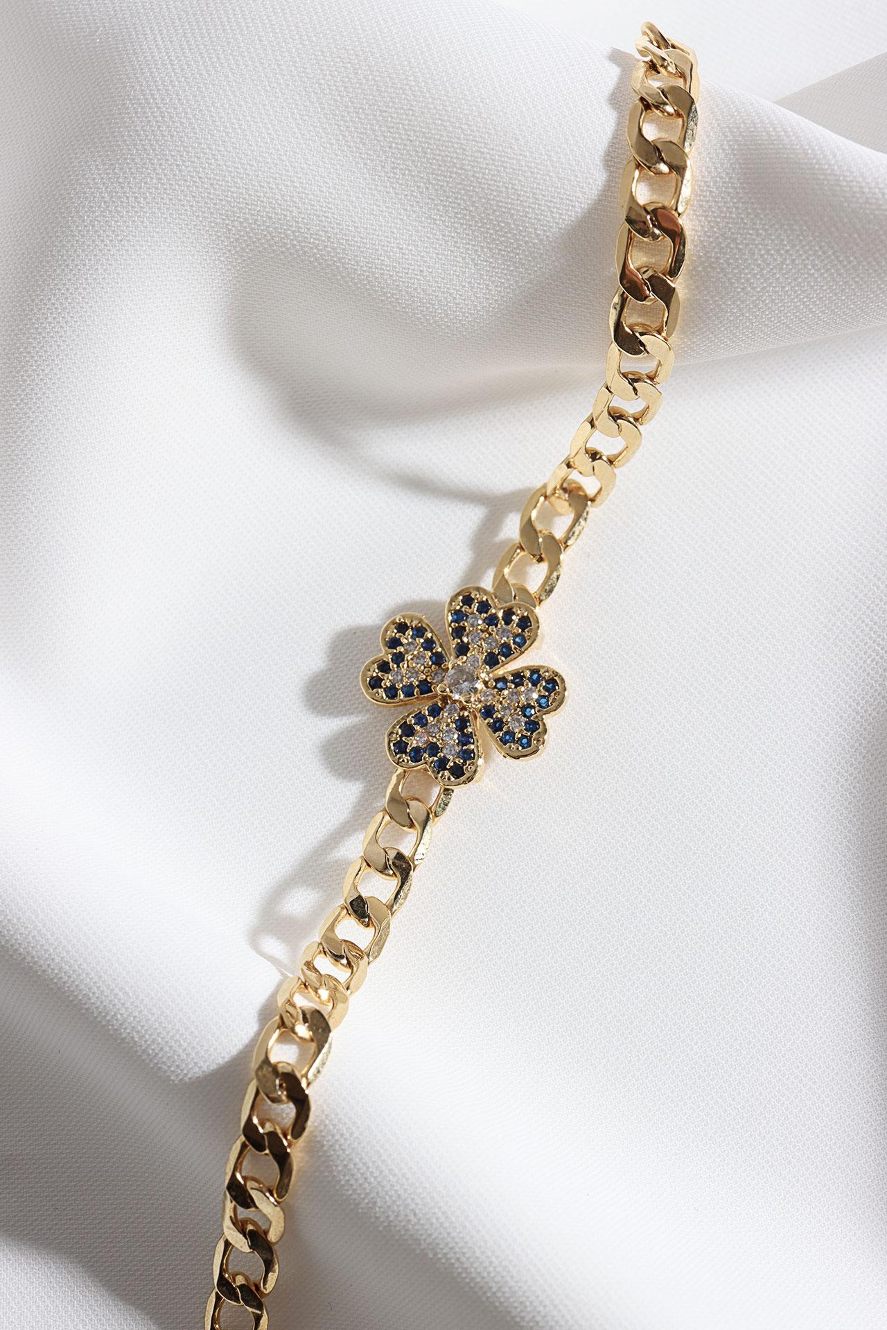 

Браслет-цепочка с клевером бело-темно-синего цвета с цирконом и камнем золотого цвета