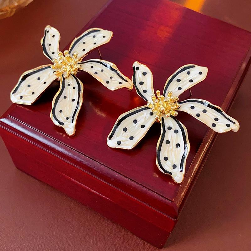 Vintage Rhinestone Pearl Flower Stud Earrings - Elegant, Versatile, High-End Design.