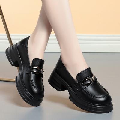 Mode Mode Plateau-Slipper Neue Damenschuhe Weiches Leder Dicke Absätze Britisch Kleine Runde Zehenpartie Metalldekoration Weiße Lederschuhe