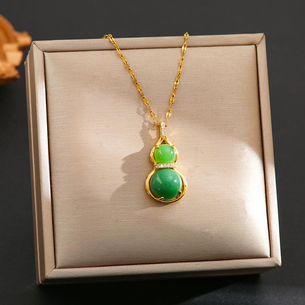 Elegante Pingente de Cabacinha com Fecho de Paz de Jade - Corrente para Clavícula em Aço Titânio no Estilo Chinês Retro