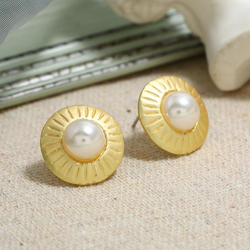 Retro Baroque Pearl Stud Earrings Women's Versatile High-end French Earrings, Simple Temperament, Personalized Trendy Ear Jewelry