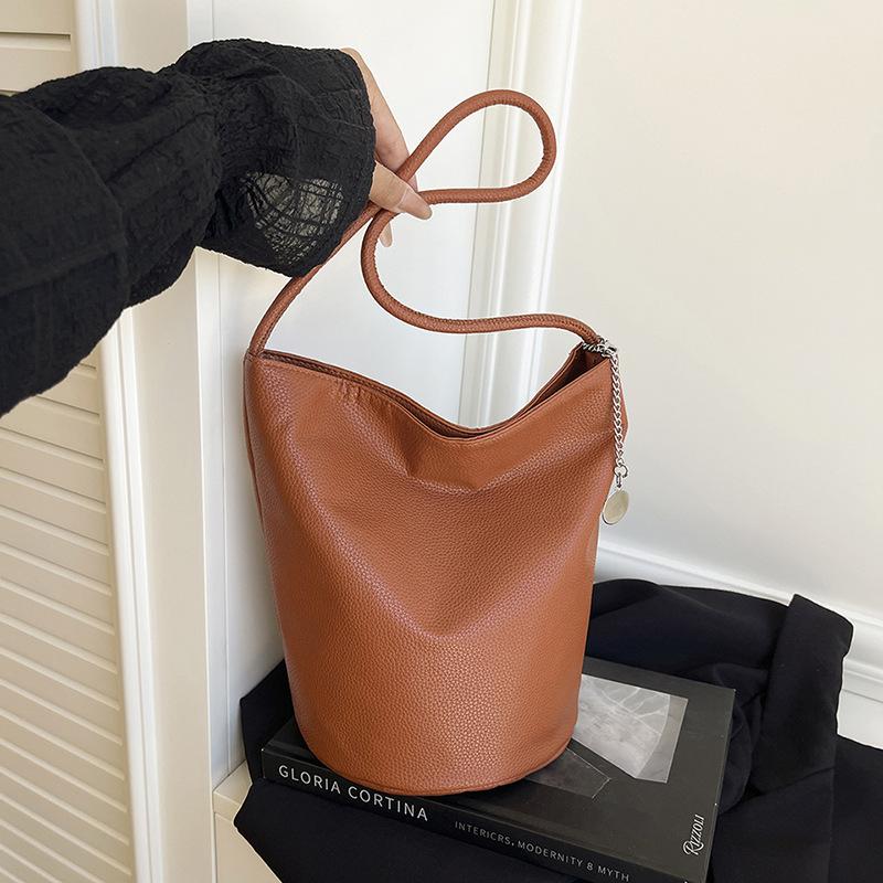 Commuter Tote Bag Women's Versatile 2025 New Fashionable Large-capacity Bucket Messenger Bag Premium Shoulder Underarm Bag