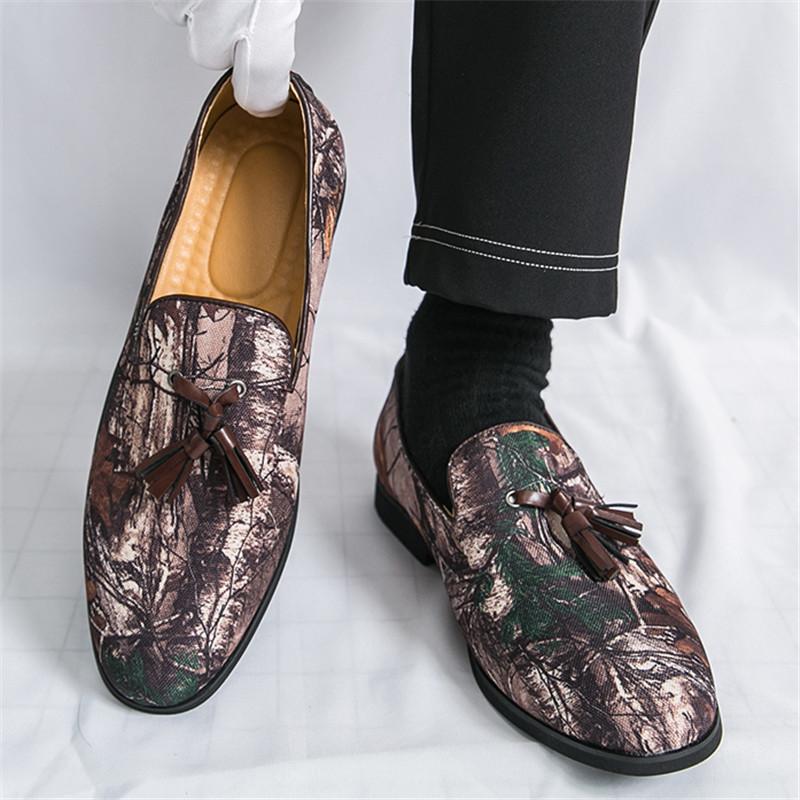 Mode Britische Retro Slipper Neue Herren Spitzschuhe mit Quasten Lederschuhe Männliche Designer Formell Hochzeit Abschlussballkleid Heimkehrschuhe