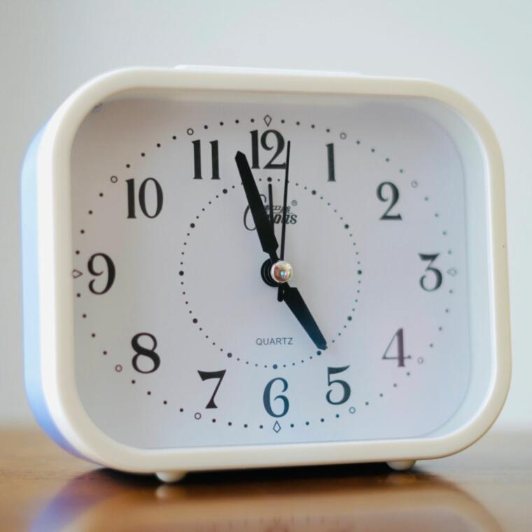 Silent Alarm Clock for Elderly People Using Night Lights for Big Characters for Students Desktop Clocks for Simple Bedroom Bedside Table Clock