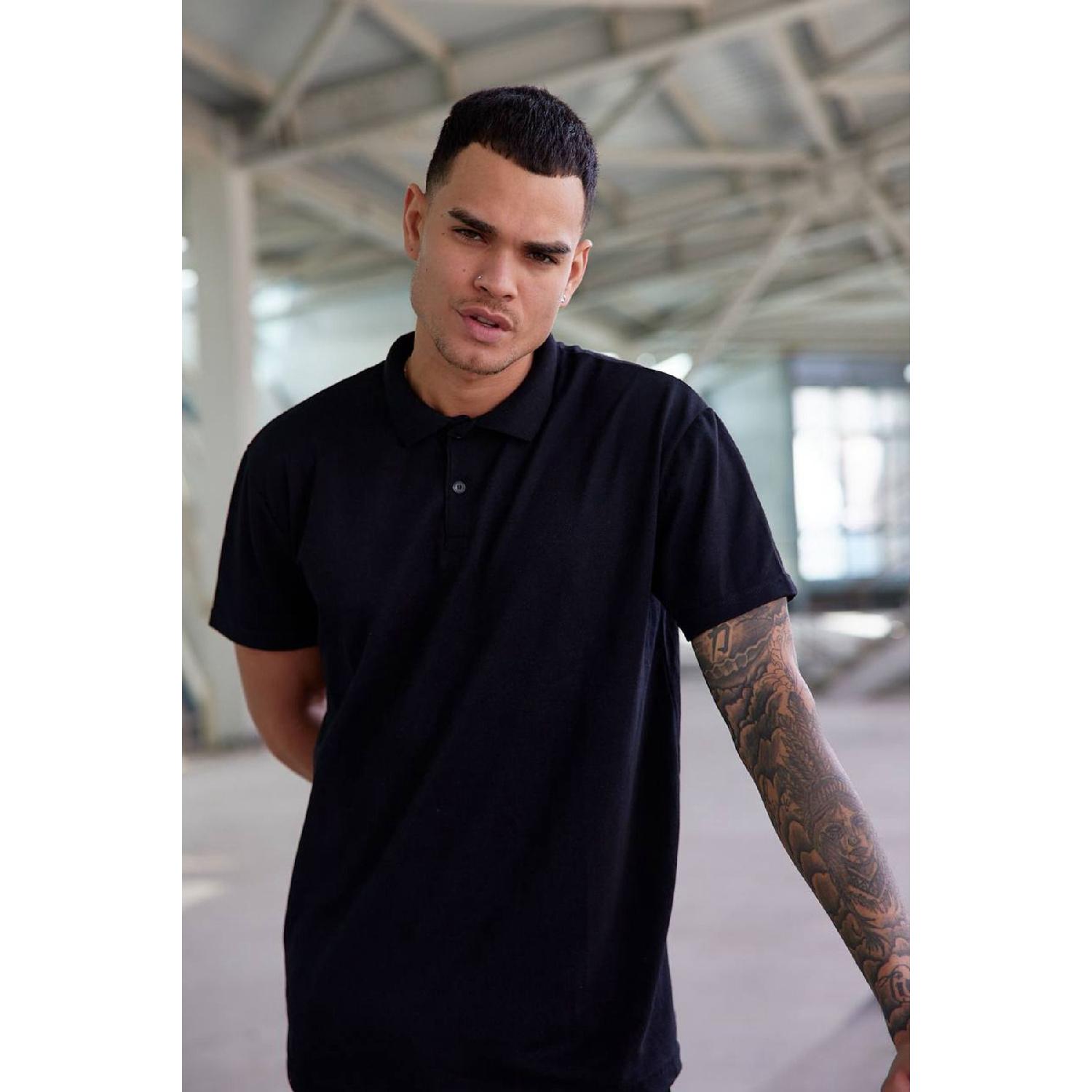 

Черная мужская футболка с воротником-поло стандартного кроя — Black Tsort — Polo Neck Tsort