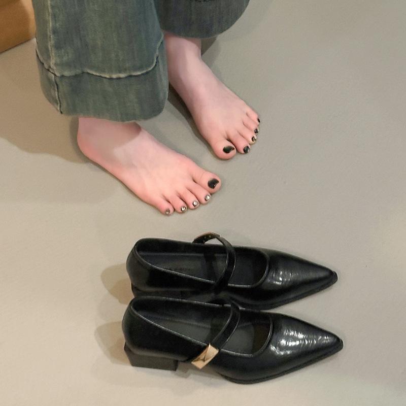 

2025 новый темперамент ретро толстые каблуки весна и осень французский заостренный нос с металлической пряжкой неглубокий носок одинарные туфли женские 40 чёрный