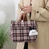 Cartoon Lässiges Karomuster Canvas Vielseitige Handtasche mit Plüschanhänger Büroangestellte Lunchtasche Tragetasche