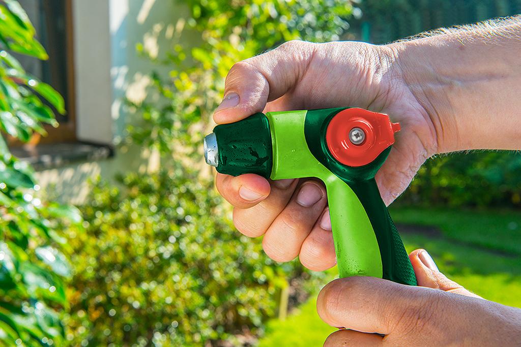 Adjustable pistol sprinkler with smooth stream regulation