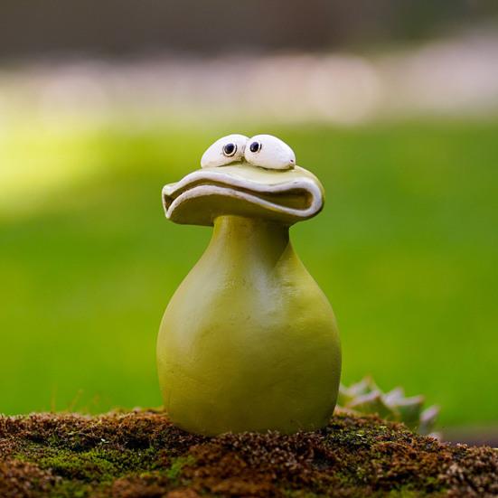 Whimsical Frog Garden Statue Cute Big Mouth Frog Figurine with Goofy Expression for Patio Lawn Yard Balcony Porch Outdoor Indoor Decor