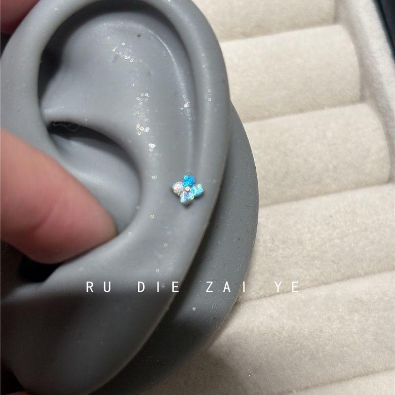 

Руди в дикой природе Градиентный синий и белый циркон Мини клевер Стад для козелка из титановой стали с винтовой застежкой Маленький пин для козелка Серьги-пусеты A gradient mini four-leaf clover