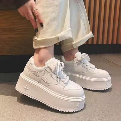 Slijtvaste hoogwaardige modieuze kleine witte schoenen met dikke zolen, herfst nieuw klavertje vier muffin verhogende schattige canvas schoenen
