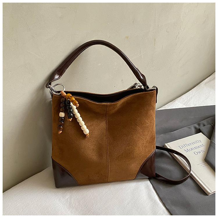 

Textured retro matte bag women s autumn and winter new fashion deerskin velvet shoulder bag commuter casual small square bag коричневий