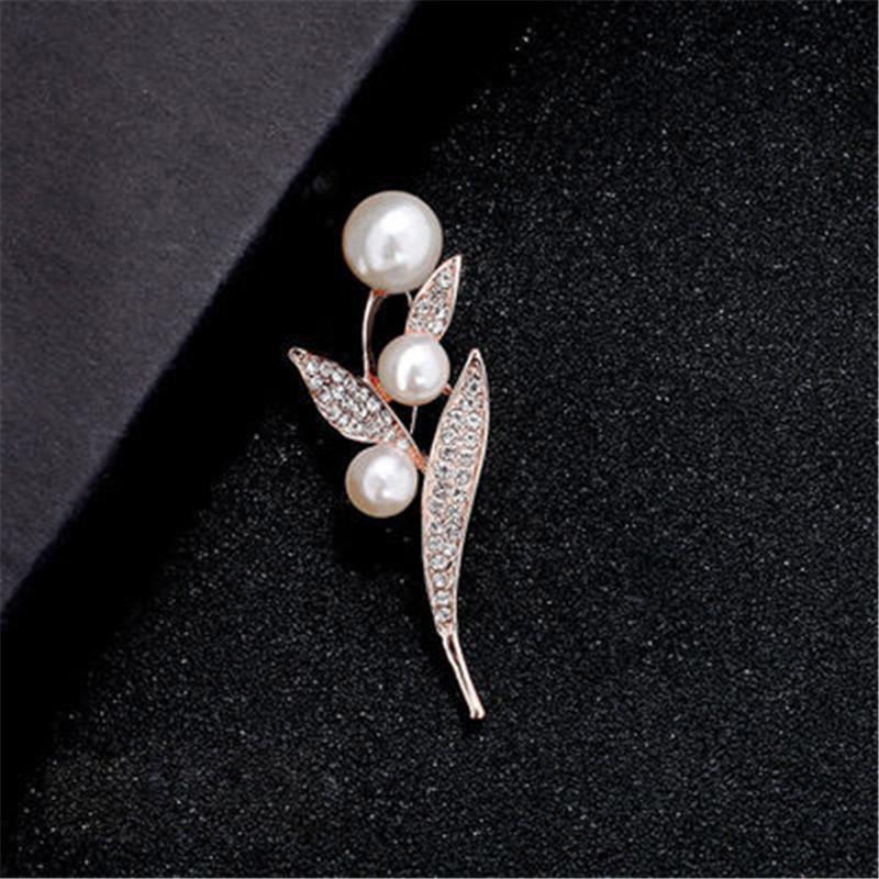 Korean Style Pearl Brooch: Versatile Floral Diamond Pin for Women's Coats