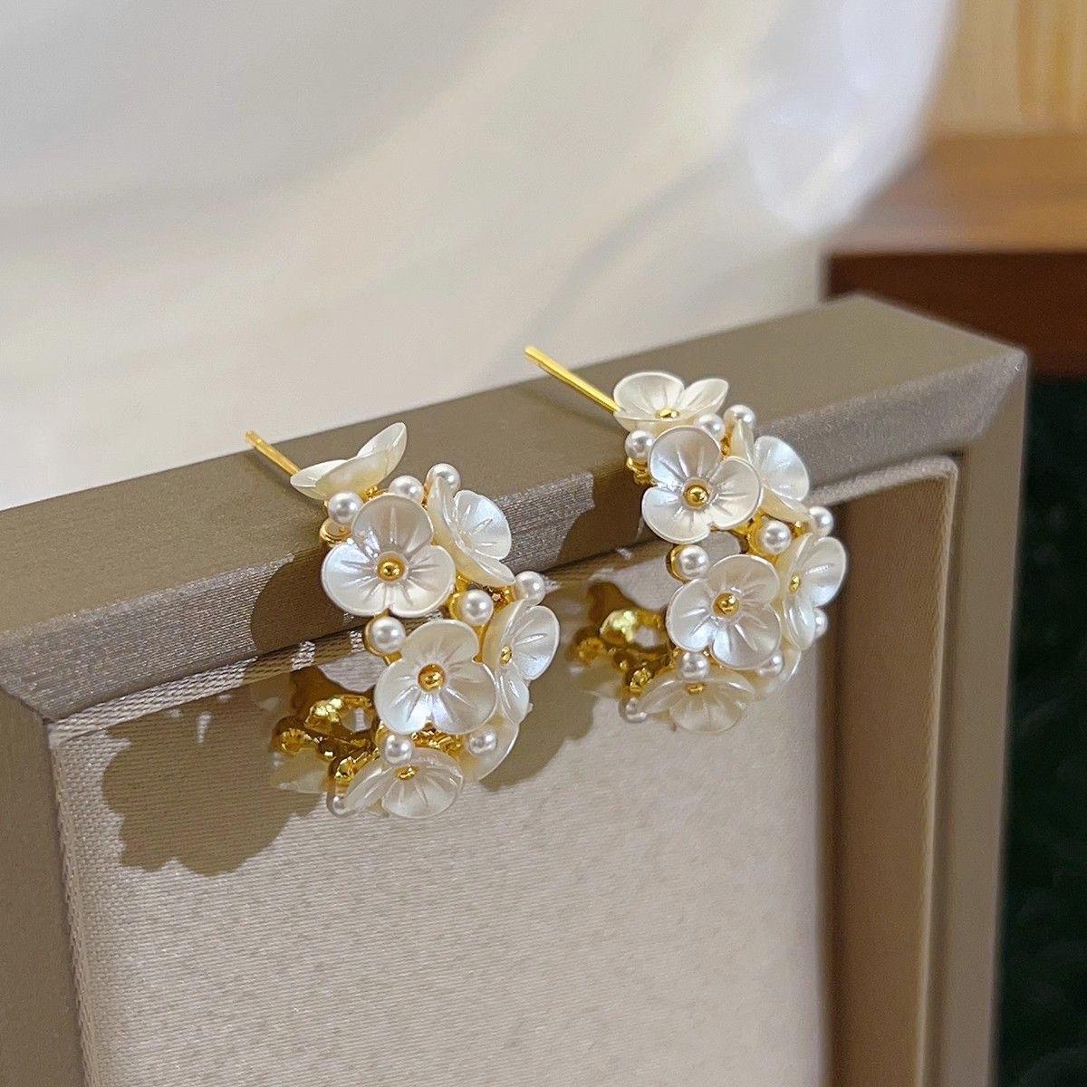 

Elegant Rhinestone Beaded Flower Tassel Earrings for Women - Delicate Forest-Inspired Ear Studs белый