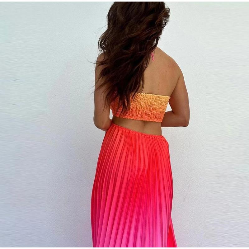 Летнее градиентное плиссированное женское платье с бретельками через шею без рукавов — фото 6