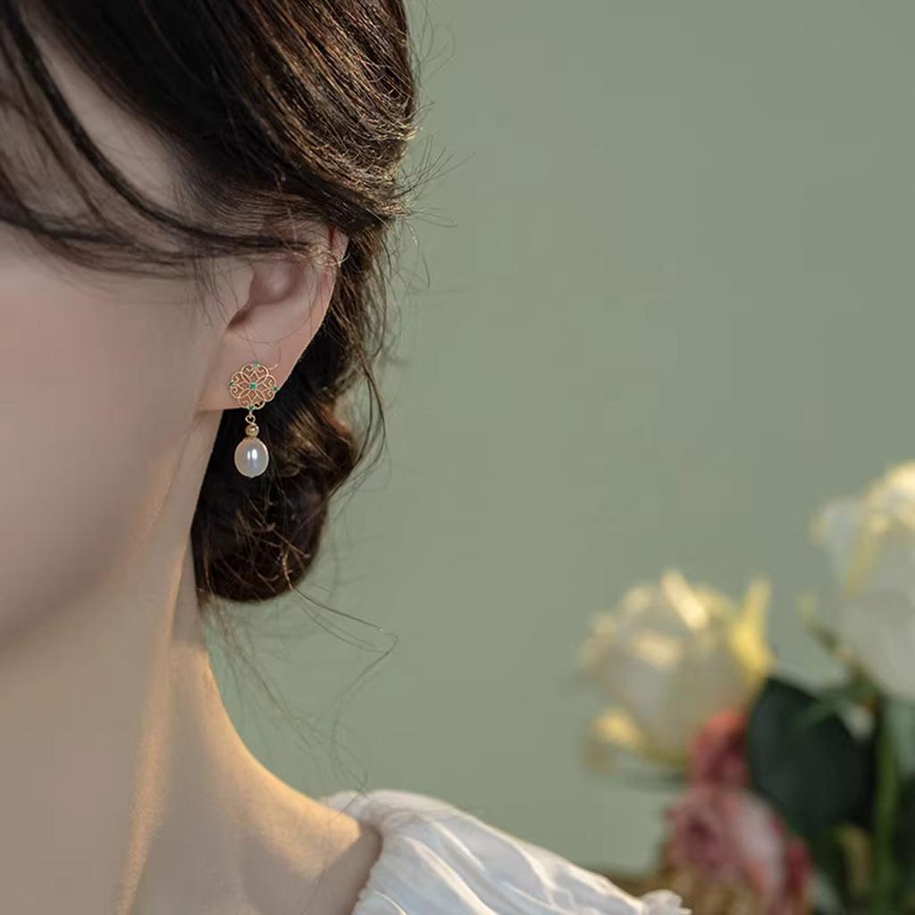 Vintage lace natural freshwater pearl earrings for women, S911 silver needle light luxury high-end design, niche design versatile studs