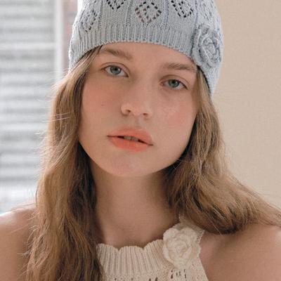 ROLAROLA CORSAGE KNIT BEANIE LIGHT BLUE