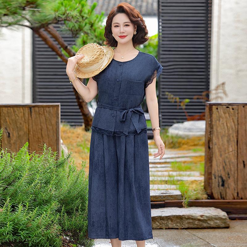 Mom's Youthful Summer Two-Piece Suit: Elegant, Slimming Fashion for Middle-Aged & Elderly