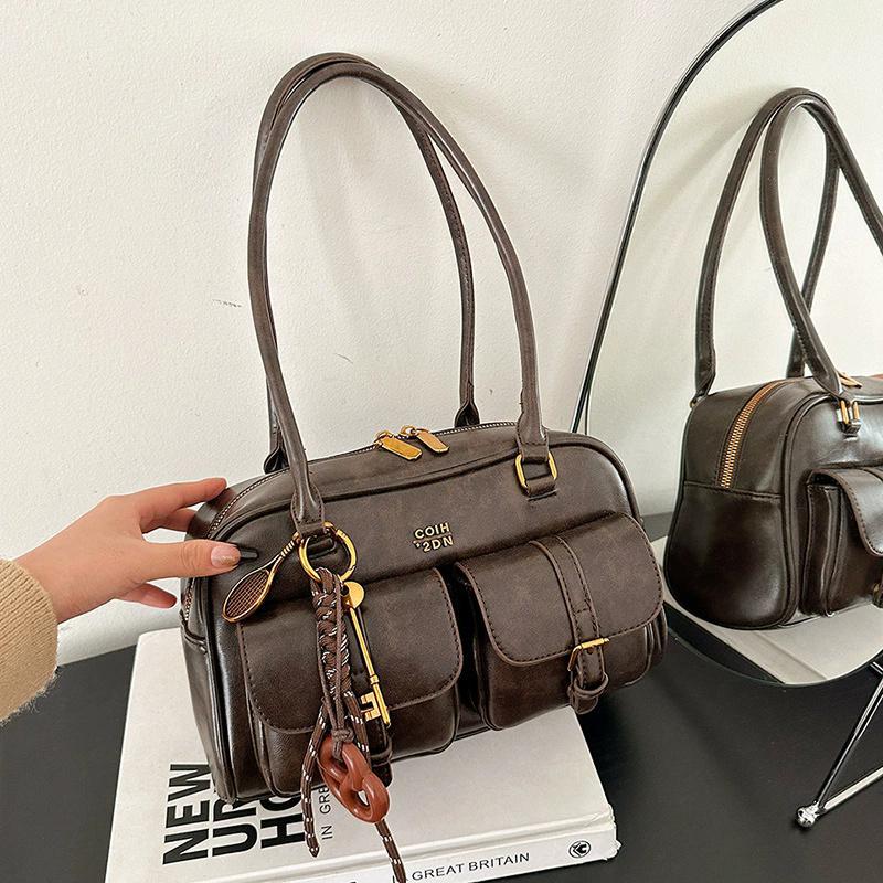 

Retro Double Pocket Shoulder Bag with Pendant Simple Versatile Casual Underarm Commuter Bag for Office Workers Daily Use кавовий