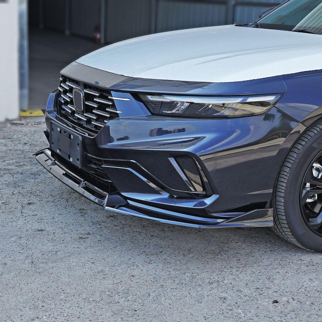 Accord Sport Model 25. generace: Sada bezvrtákových předních splitterů, zadního spoileru, bočních prahů a zadního difuzoru.