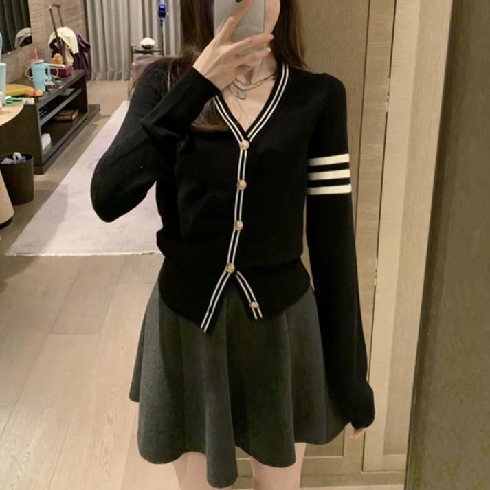 Korean Elegant V-Neck Knit Cardigan – Slim Fit, Long-Sleeved, Early Autumn Sweater for Women
