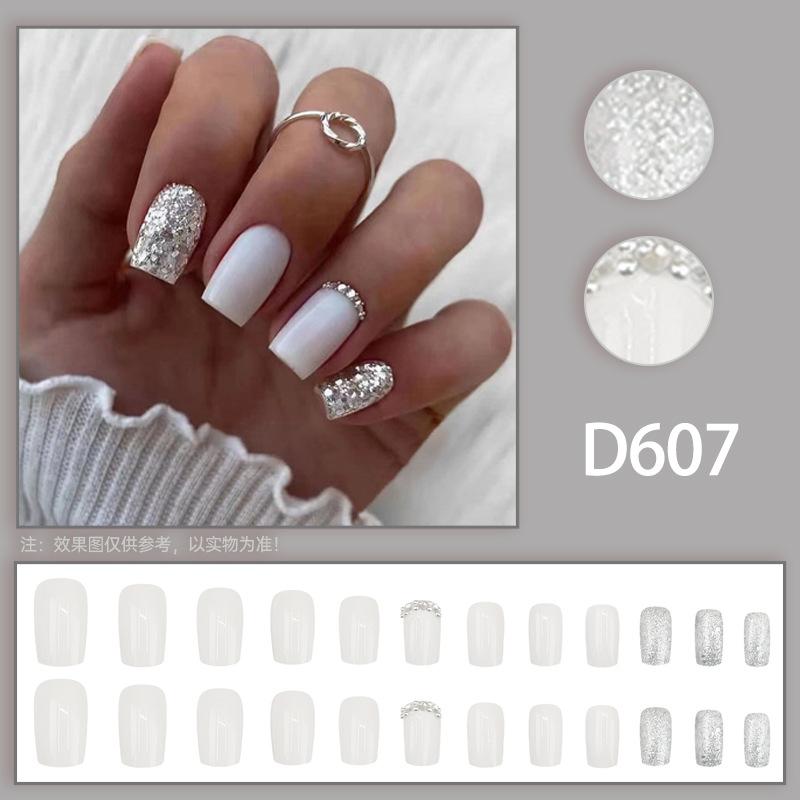 

24 предмета Простая модель с взрывным сверкающим розовым бриллиантом, щедрый темперамент, изысканный стиль, короткие накладные ногти, носит доспехи