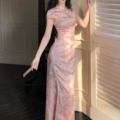 Elegantes Satin-Jacquard-Qipao-Kleid mit Stehkragen und taillenbetonendem Design für den Frühsommer