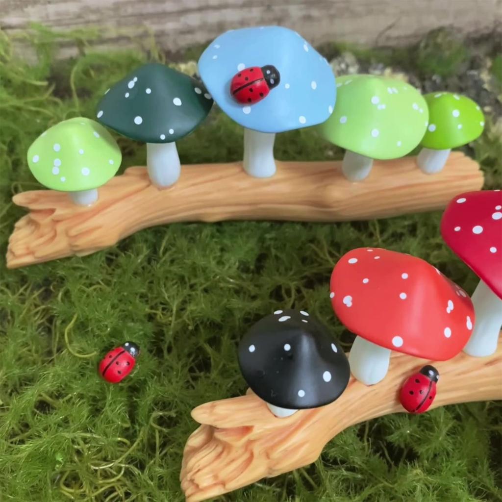 Bunte Pilze auf Baumstumpf Harze Miniaturfigur Sammlerstück Ornament für Heim-, Schreibtisch- und Landschaftsdekorationen