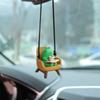 Exklusiver Auto-Kleiderbügel mit Nebel-Figur auf einem entspannten Sofa