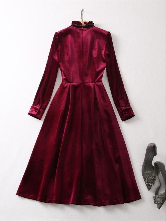 High-End Kveldsdrakt i Gullfløyel med Ståkrage og Lange Ermer