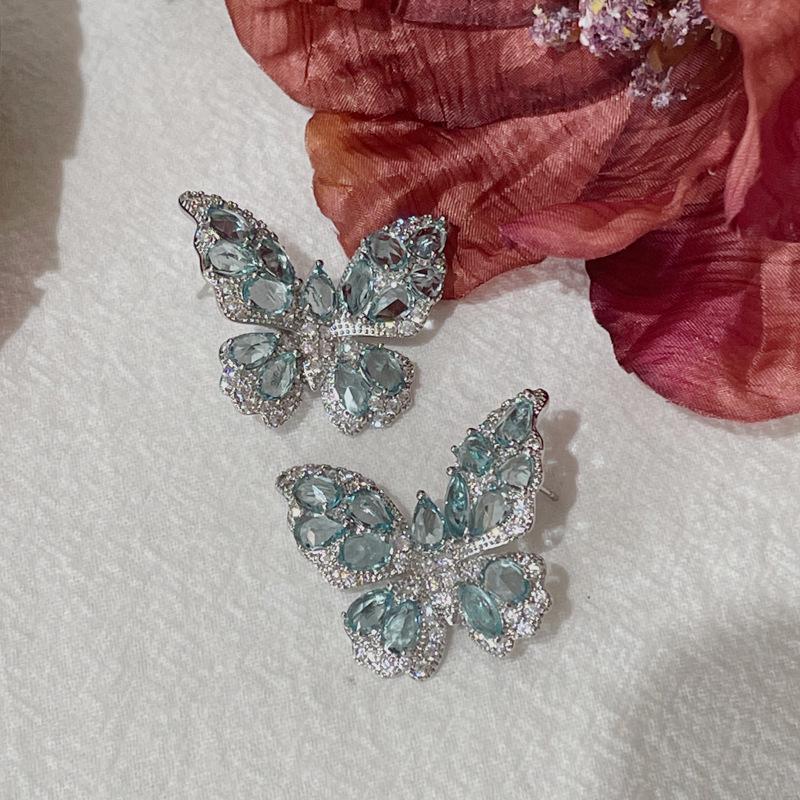 Kwiatowe Perłowe Srebrne Kolczyki Kwadratowe z Diamentami: Elegancka, Wszechstronna Biżuteria dla Słodkiego i Delikatnego Wyglądu.