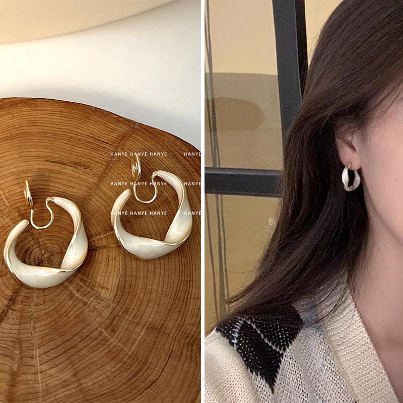 French Retro Pearl Clip-On Earrings: Mosquito Coil Design, Hong Kong Niche Style, No Piercing Needed, Women's High-End Fashion Accessories.