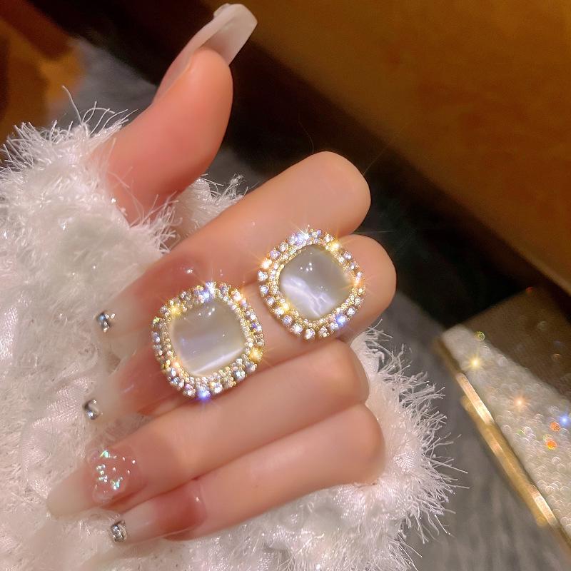 Boucles d'oreilles de luxe tendance 2024 accrocheuses pour femmes: Boucles d'oreilles à clous tendance et polyvalentes pour l'automne et l'hiver