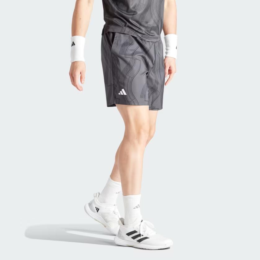 adidas Klubové tenisové grafické šortky s geometrickým vzorem Pánské spodky Tmavě šedé IP1884