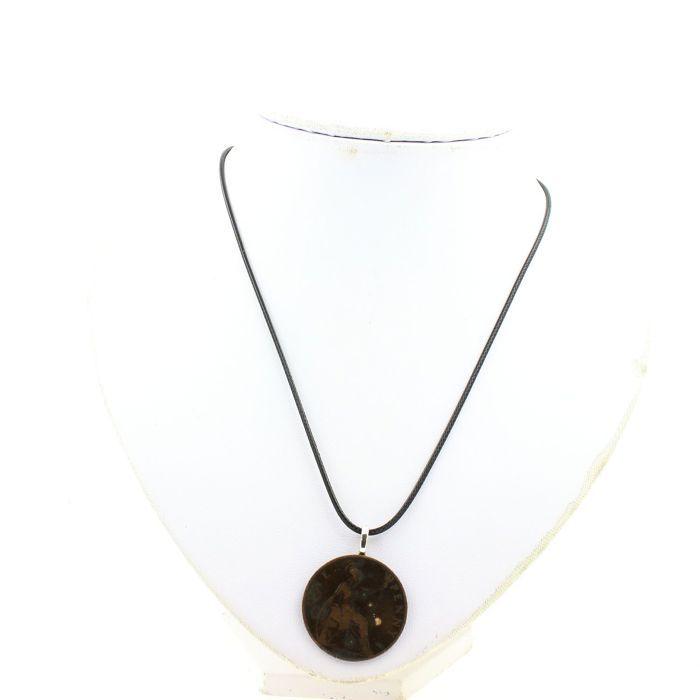 Pierres et Minéraux. Collier pièce de monnaie Royaume-Uni 1 penny Victoria ""old head"". Cordon noir.