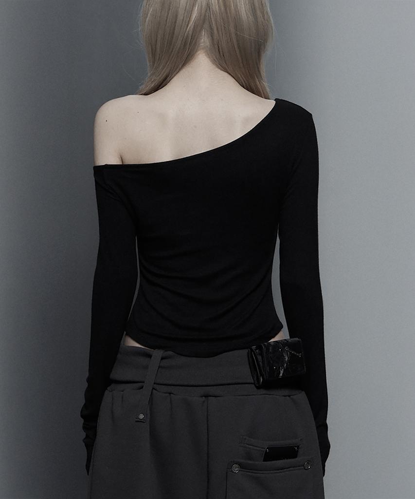 ETRE AU SOMMET Lettering Printing One-Shoulder Long Sleeve Top (Black)