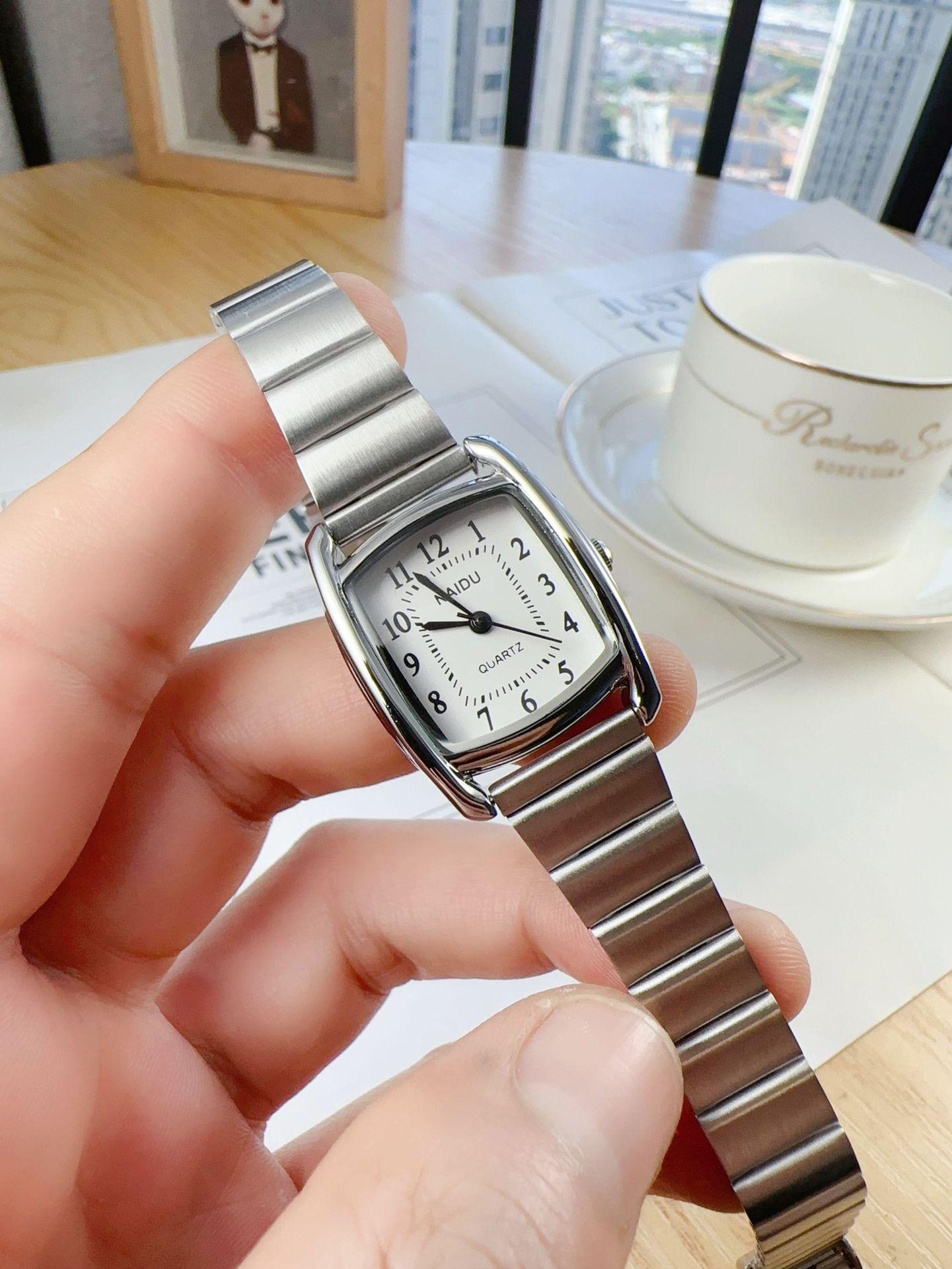 

Винтажные женские часы Ремешок из нержавеющей стали Кварцевые часы Арабские цифры Простой циферблат Женские наручные часы