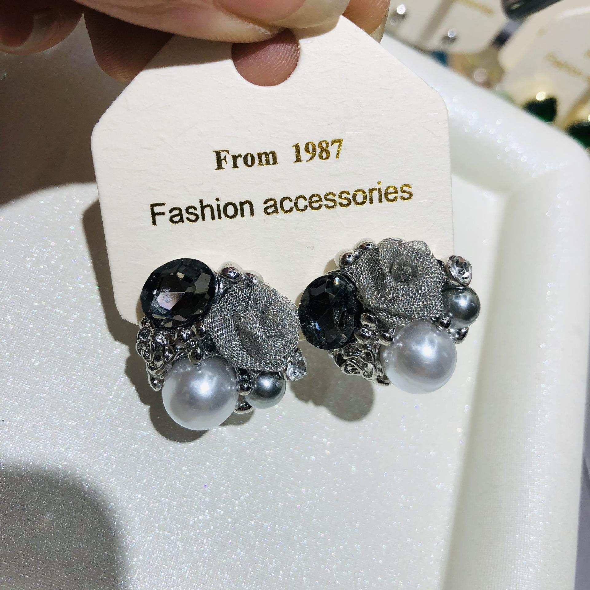 

French Elegant Hollow Rose Blossoms Pearl Stud Earrings New Light Luxury Jewelry Fashion Accessories for Womens and Girls