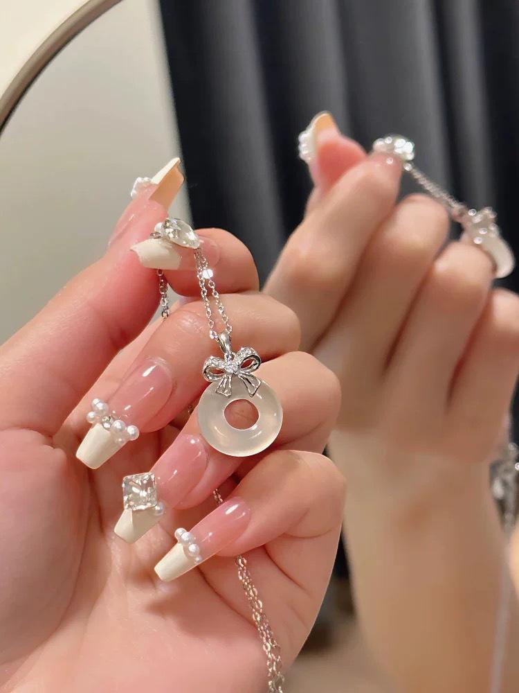 Элегантное Белое Халцедоновое Ожерелье- Бант - Женская Высококачественная Цепочка на Ключицы