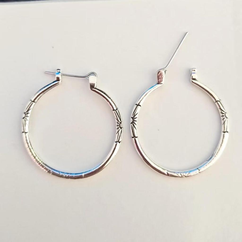Antique Silver Floral Basket Carved Hollow Round Ear Clip – Retro, Versatile, Ethnic Style Fashion Accessory