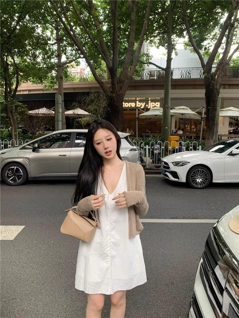 Women's Stylish V-Neck Sleeveless Summer Dress: Loose Fit, Slimming, Solid Color, Short Skirt - New Fashion Collection.