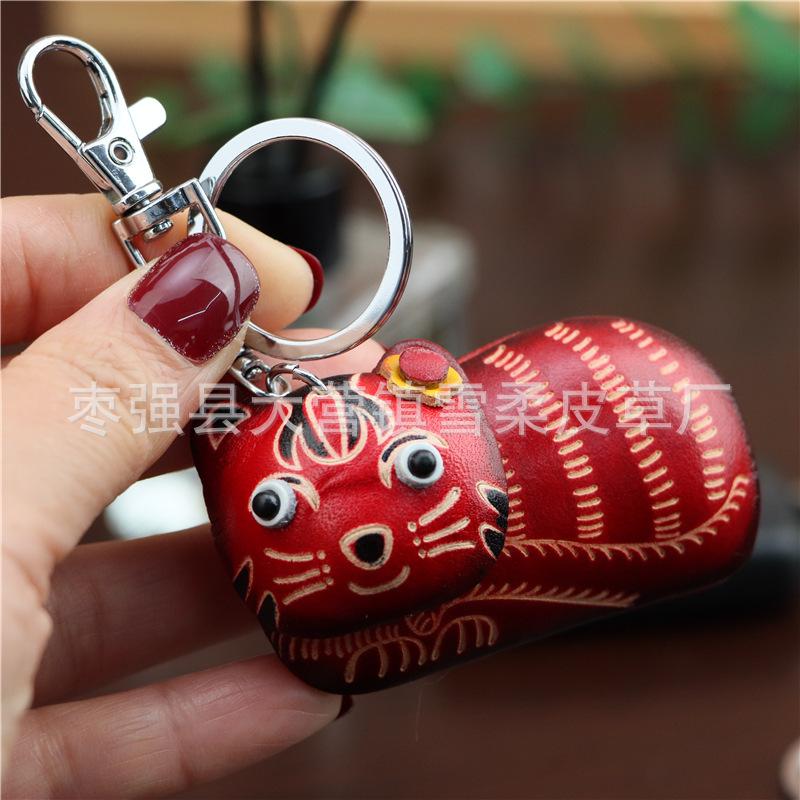 

Первый слой коровьей кожи, брелок-подвеска котенок, брелок для ключей от мотоцикла, аксессуары, сумки и маленькие подвески - милые и модные. красный