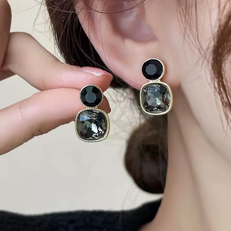 New Light Luxury Niche Crystal Sugar Cube Earrings High Sense Versatile Temperament Geometric Stud Earrings