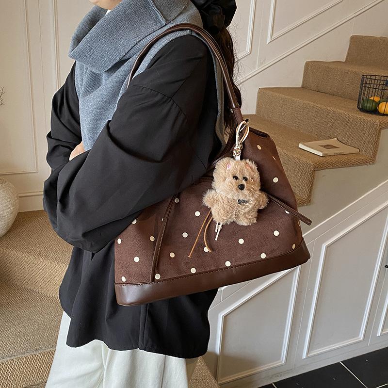 Borsa a Spalla Y2K Carina a Pois in Pelle Scamosciata per Donna Marrone Grande Capacità Borsa Tote Peluche Cane Ciondolo Fiocco Decorazione Borsa a Mano Retrò