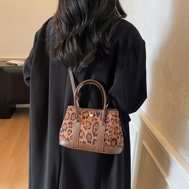 Retro Suede Handbag Women's 2025 Autumn and Winter New Commuter Messenger Bag Leopard Print Versatile Bucket Bag