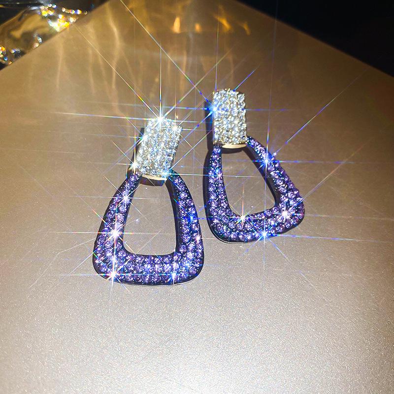 

Пурпурные серьги-пусеты с жемчугом и стразами