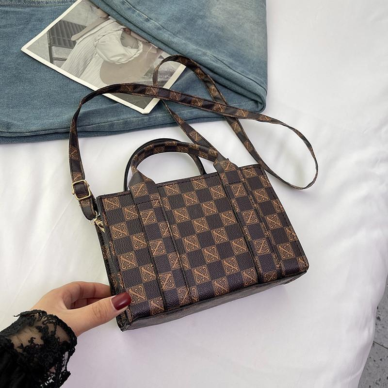 

Chic Medium Sized Casual Shoulder Bag In Various Colors Perfect For Daily Outfits чёрный